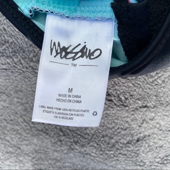 High neck bikini with complimenting bottoms - Picture 7 of 8